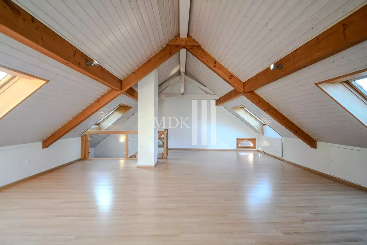 Opportunité Investisseur : maison de deux logements + grange à transformer