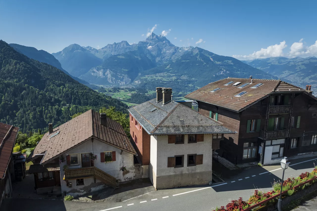 Maison villageoise de 2 appartements sur parcelle dominante aux Posses-sur-Bex