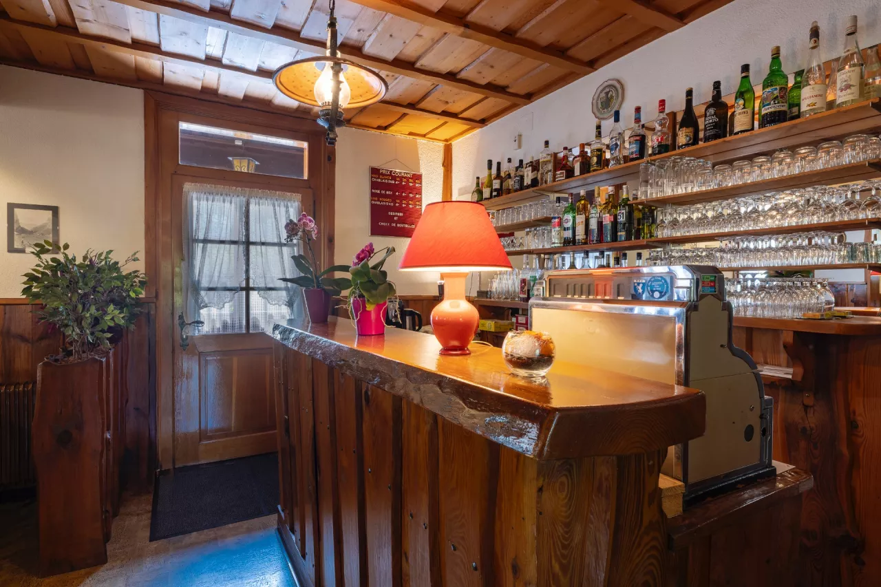 Restaurant individuel avec habitation aux Plans-sur-Bex