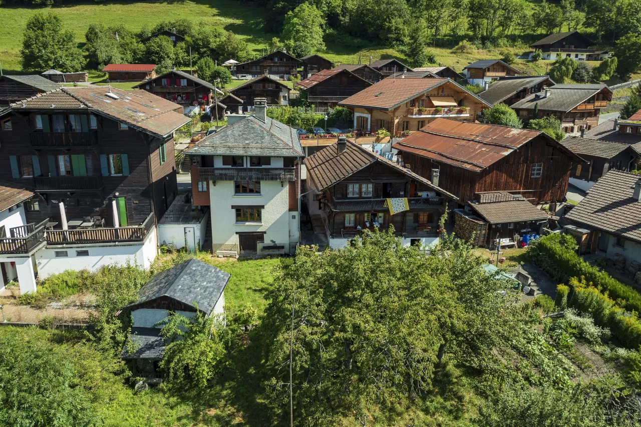 Maison villageoise de 2 appartements sur parcelle dominante aux Posses-sur-Bex