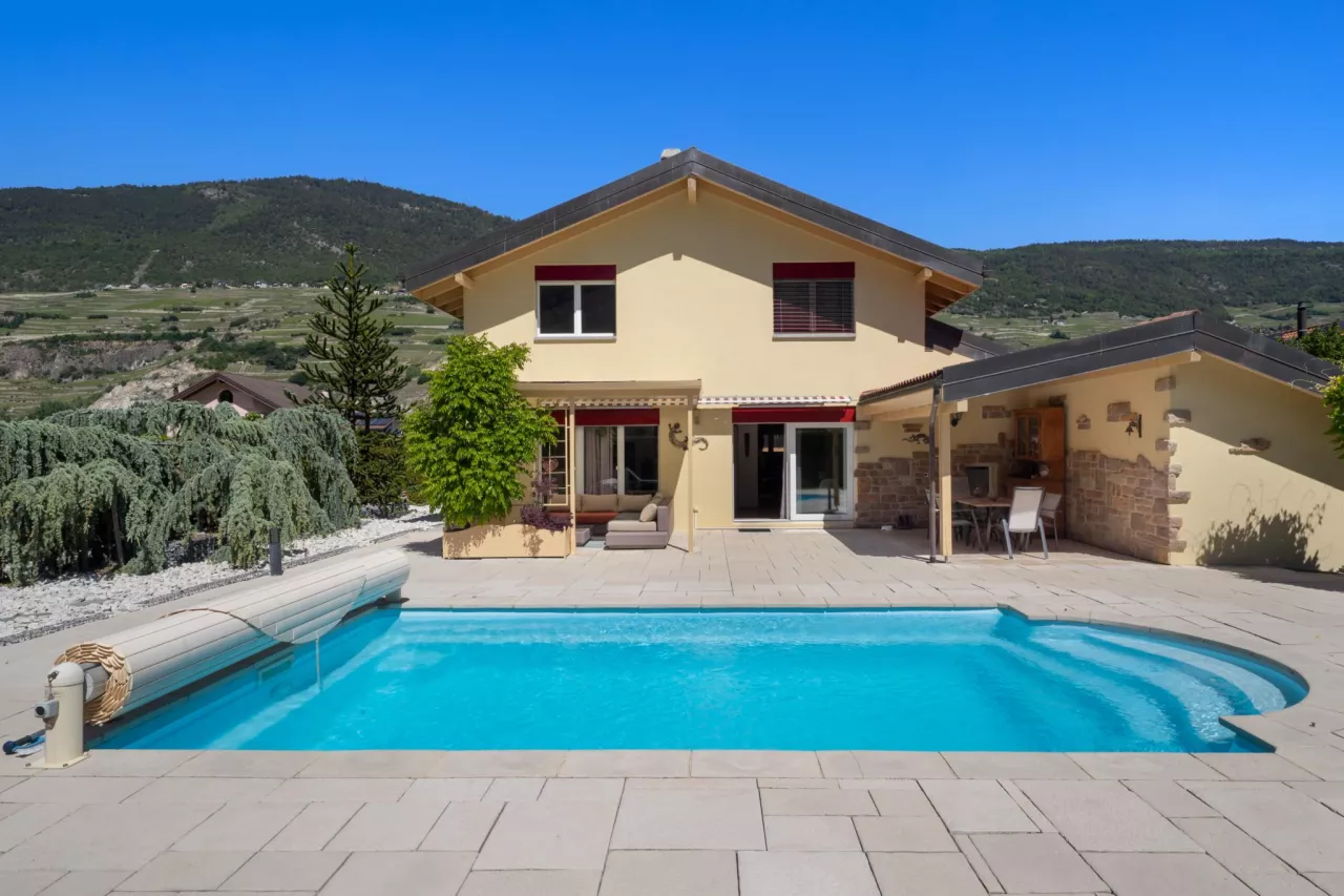 Élégante villa familiale avec piscine à Granges VS