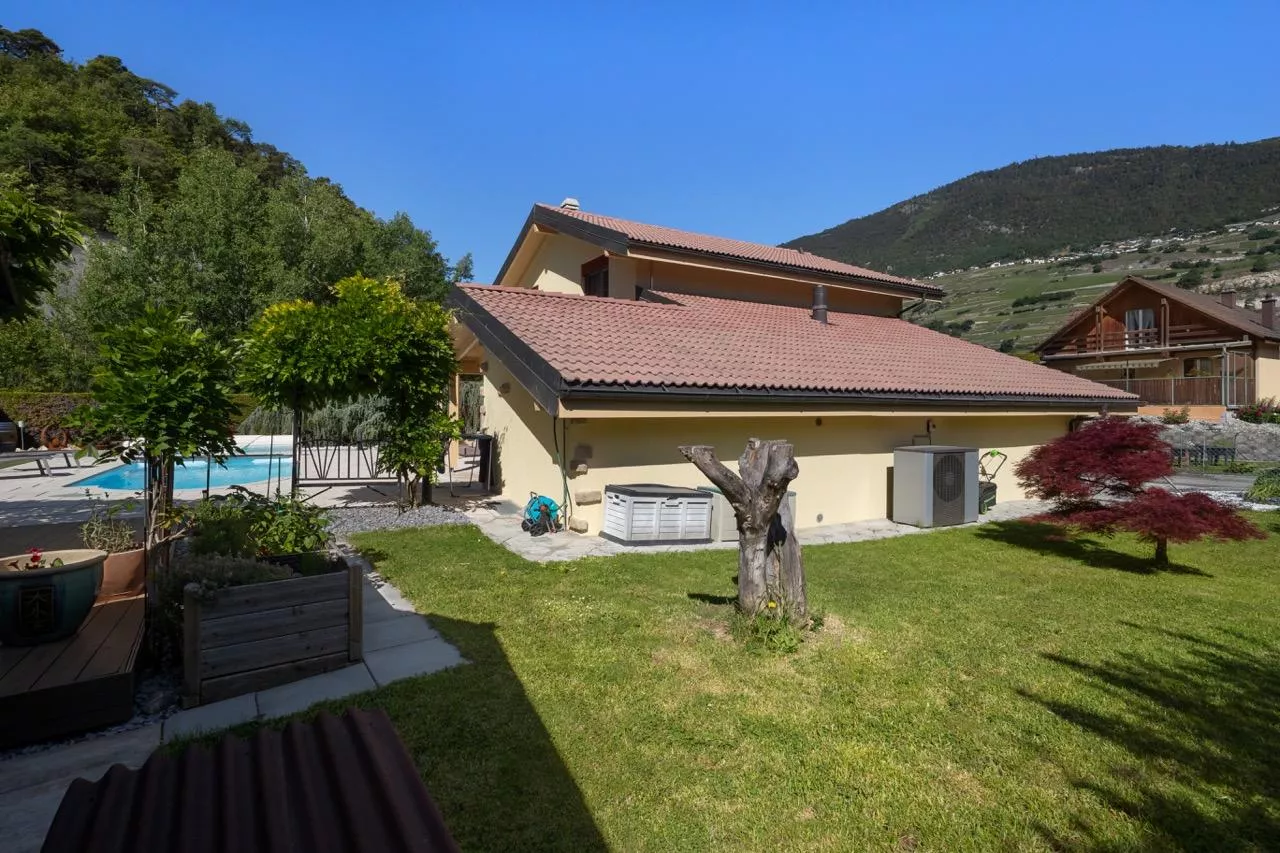 Élégante villa familiale avec piscine à Granges VS
