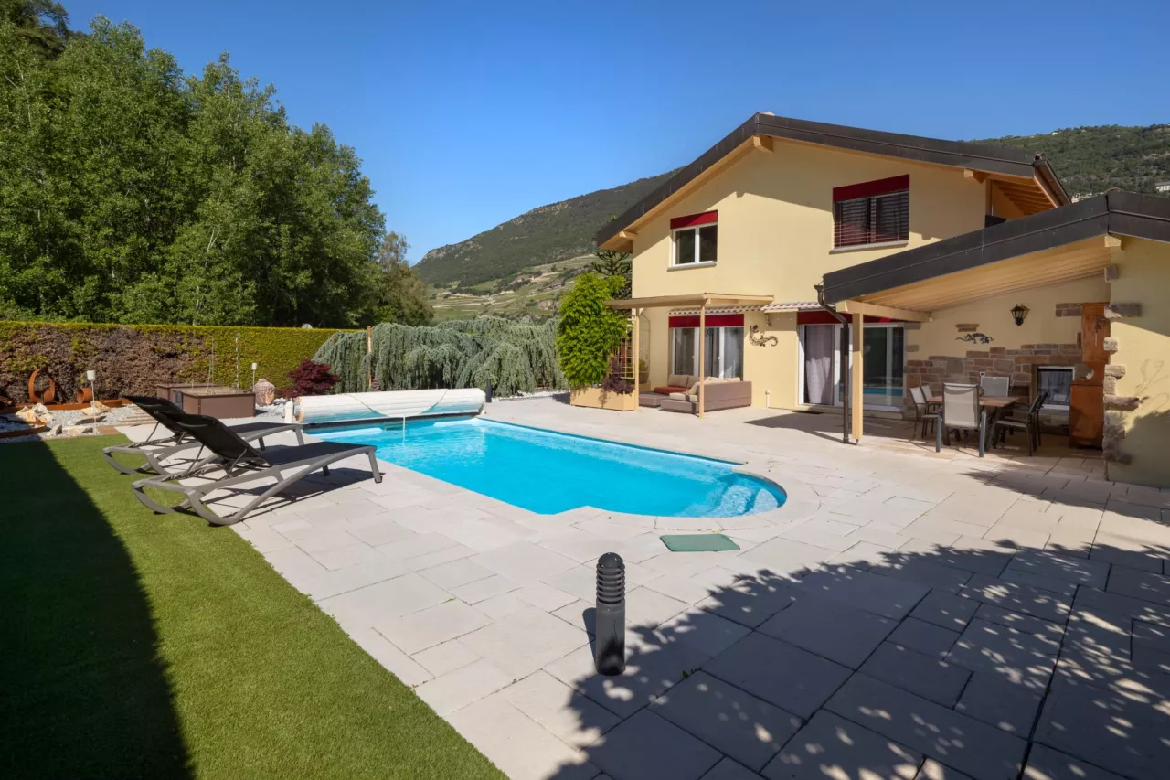 Élégante villa familiale avec piscine à Granges VS