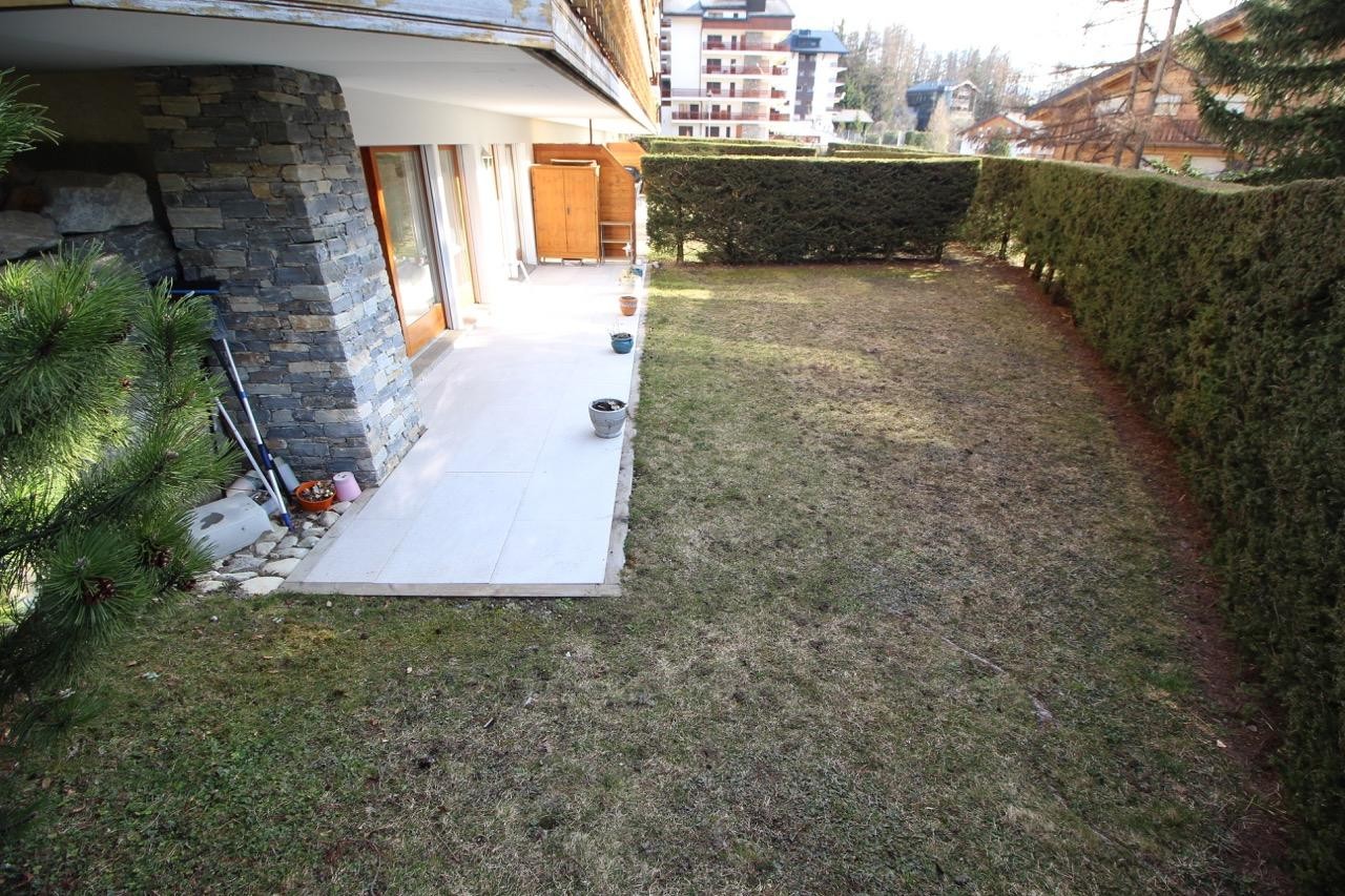 Charmant appartement 2.5 pièces avec pelouse privative à Lens, Suisse
